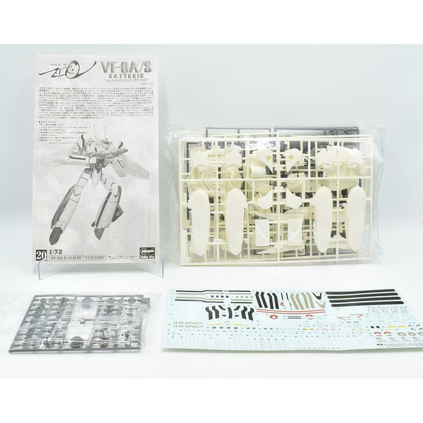 Hasagawa 1/72 VF-0A/S Battroid Macross Zero inside the box