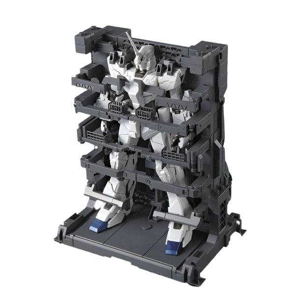 Bandai 1/100 MG Unicorn Gundam (HD Col/MS Cage) in the cage