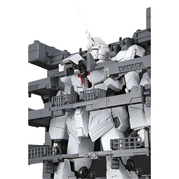 Bandai 1/100 MG Unicorn Gundam (HD Col/MS Cage) close up in cage